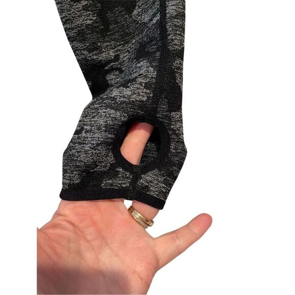 Gymshark Women's Camo Seamless Long Sleeve Crop Top Black Size L - Picture 3 of 6